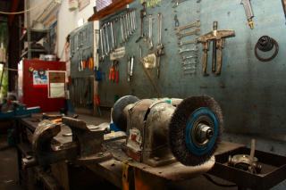 Atelier d'usinage : pourquoi choisir un établi métallique reconditionné ?