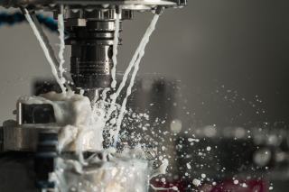 Arrosage d'un outil de coupe par un fluide en cours d'usinage